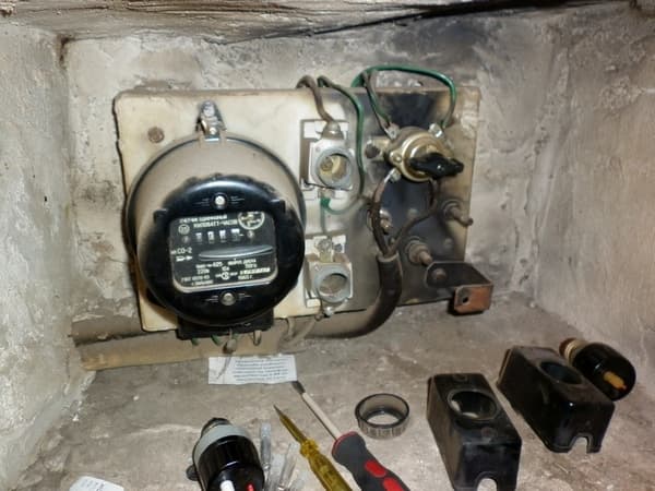 An older household fuse box with ceramic and cartridge fuses